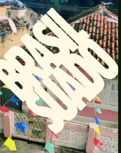 Logo Brasil Suado sobre casario com bandeirinhas
