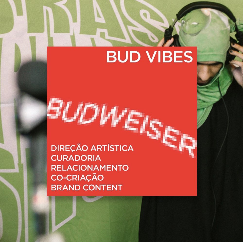 Budweiser Bud Vibes — DJ com fones e capuz verde