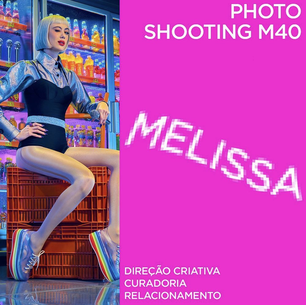 Melissa M40 — modelo com tênis arco-íris em cenário de mercado