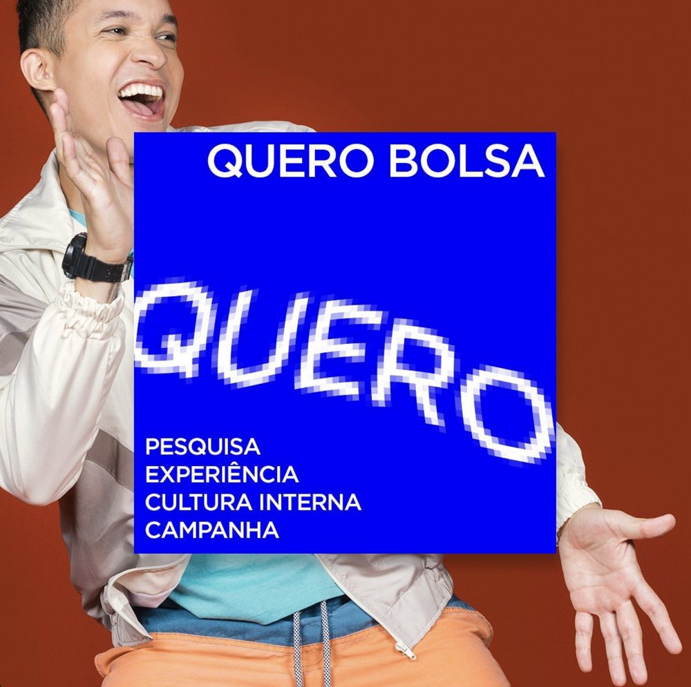 Quero Bolsa — rapaz sorrindo em fundo terracota