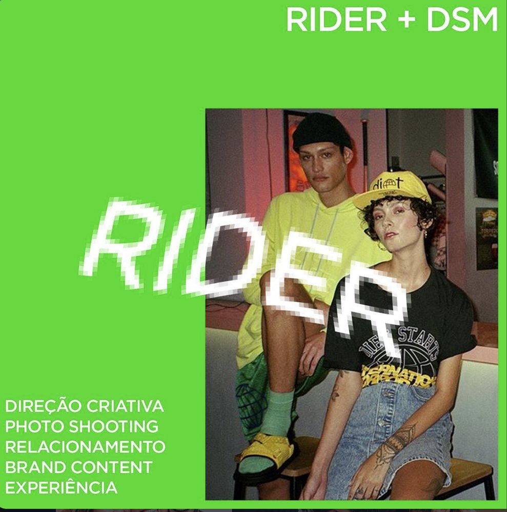 Rider + DSM — dois modelos sentados em bar